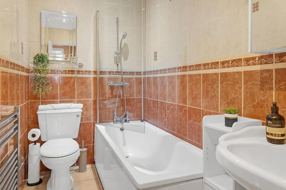Contractor House - Heathrow & M25, Parking, Wi-Fi House in Staines-upon-Thames