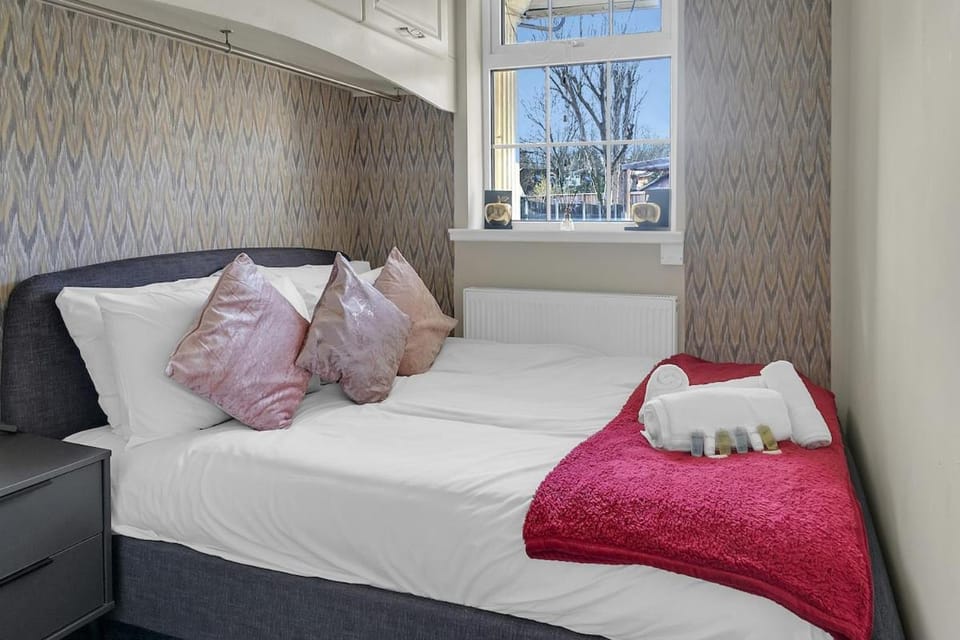 Contractor House - Heathrow & M25, Parking, Wi-Fi House in Staines-upon-Thames