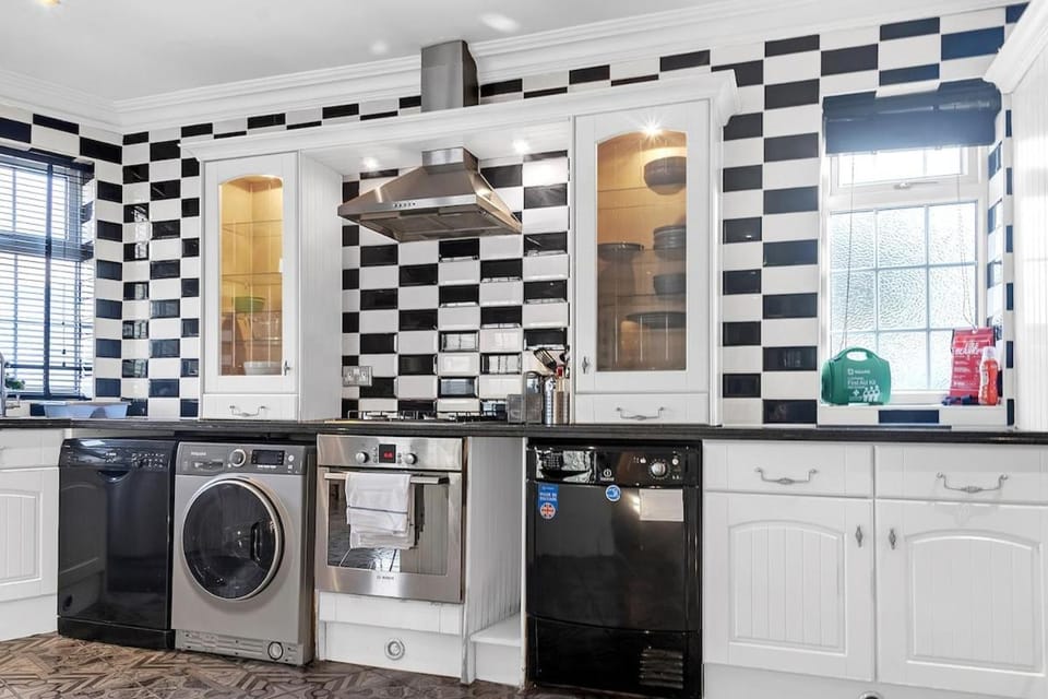 Contractor House - Heathrow & M25, Parking, Wi-Fi House in Staines-upon-Thames