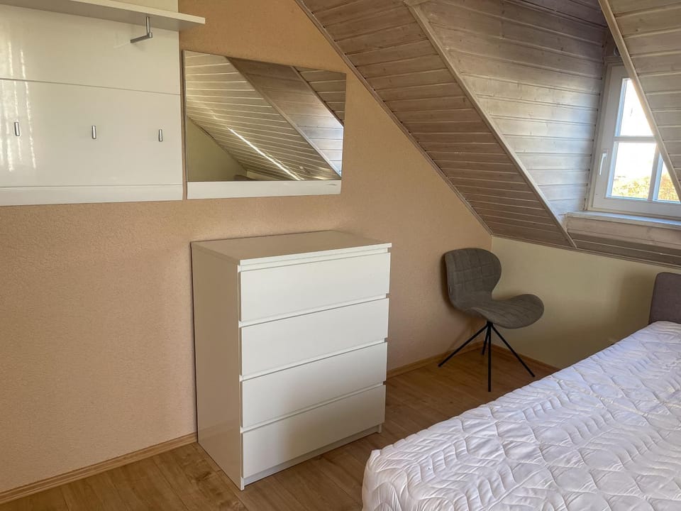 Photo of the whole room, Bedroom