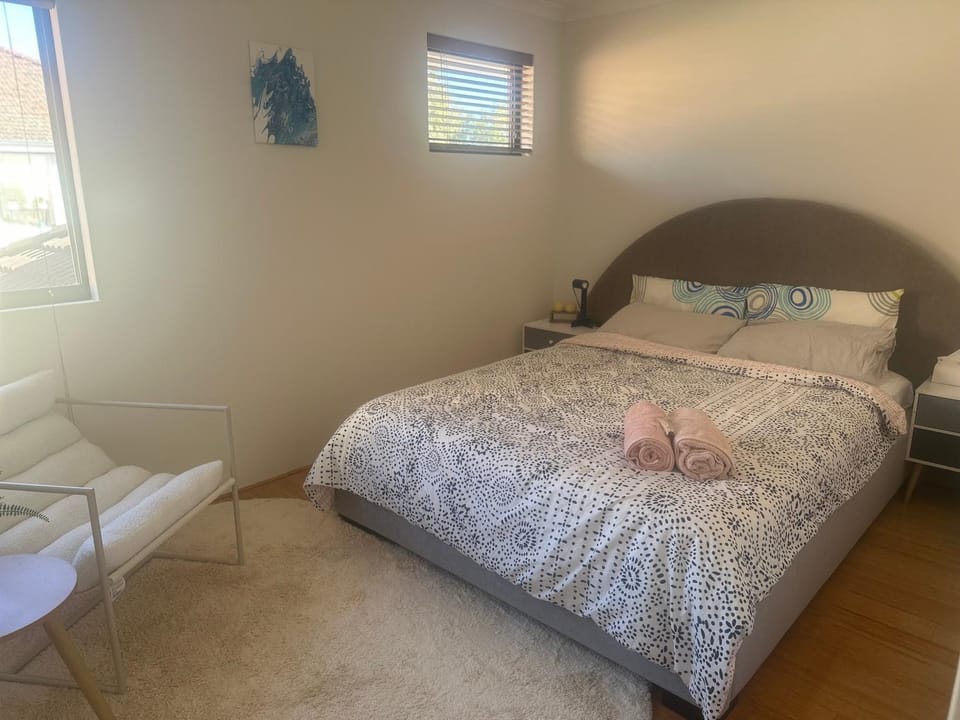 Sunlit Minimal Aircon Room Bayswater Central City & Airport 10min Bed and Breakfast in Bayswater