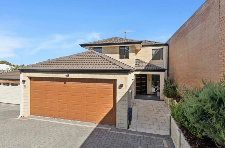Sunlit Minimal Aircon Room Bayswater Central City & Airport 10min Bed and Breakfast in Bayswater