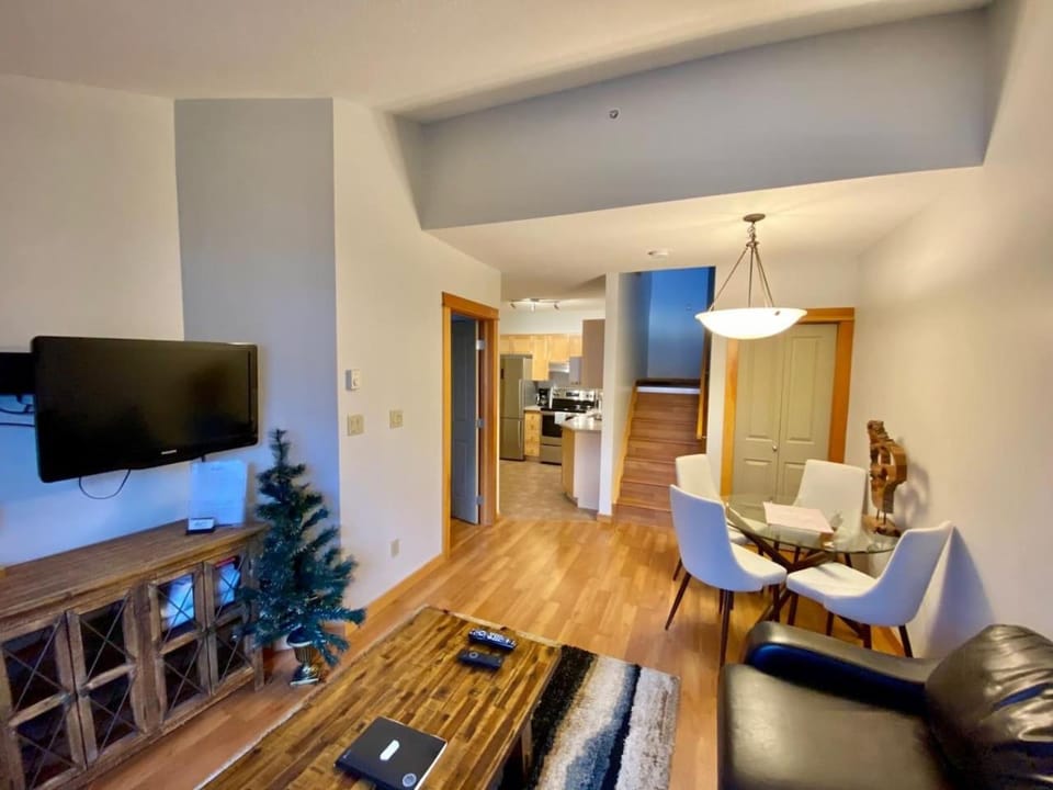 Cougar Den, Top Floor, 2 Level, Amazing Views! Apartment in Canmore