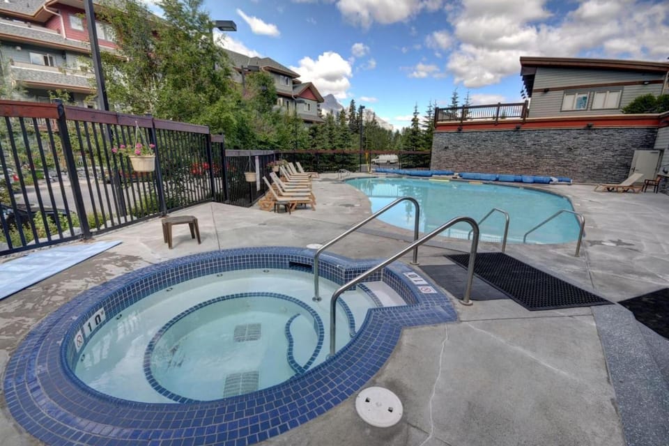 Cougar Den, Top Floor, 2 Level, Amazing Views! Apartment in Canmore