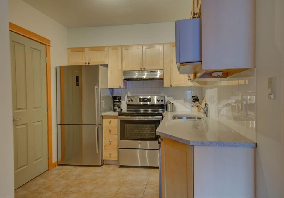 Cougar Den, Top Floor, 2 Level, Amazing Views! Apartment in Canmore