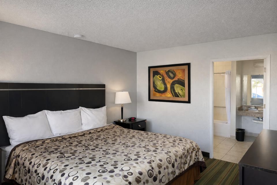 Photo of the whole room, Bedroom, acessibility