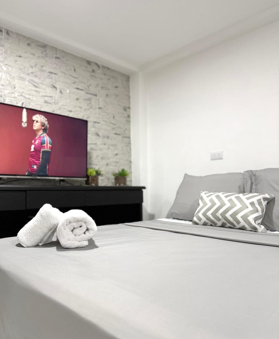 Bed, TV and multimedia, Bedroom, towels