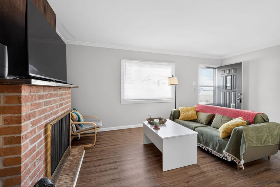 TV and multimedia, Living room, Seating area, fireplace