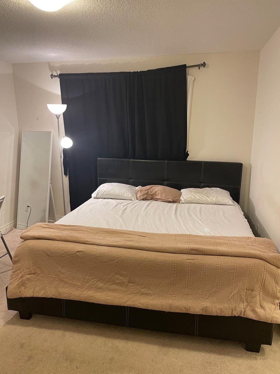Family Friendly Home with Free Parking House in Brampton