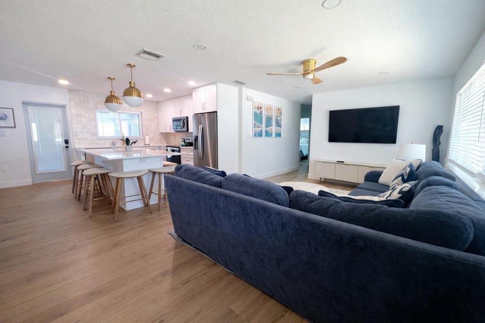 TV and multimedia, Kitchen or kitchenette, Living room, Seating area