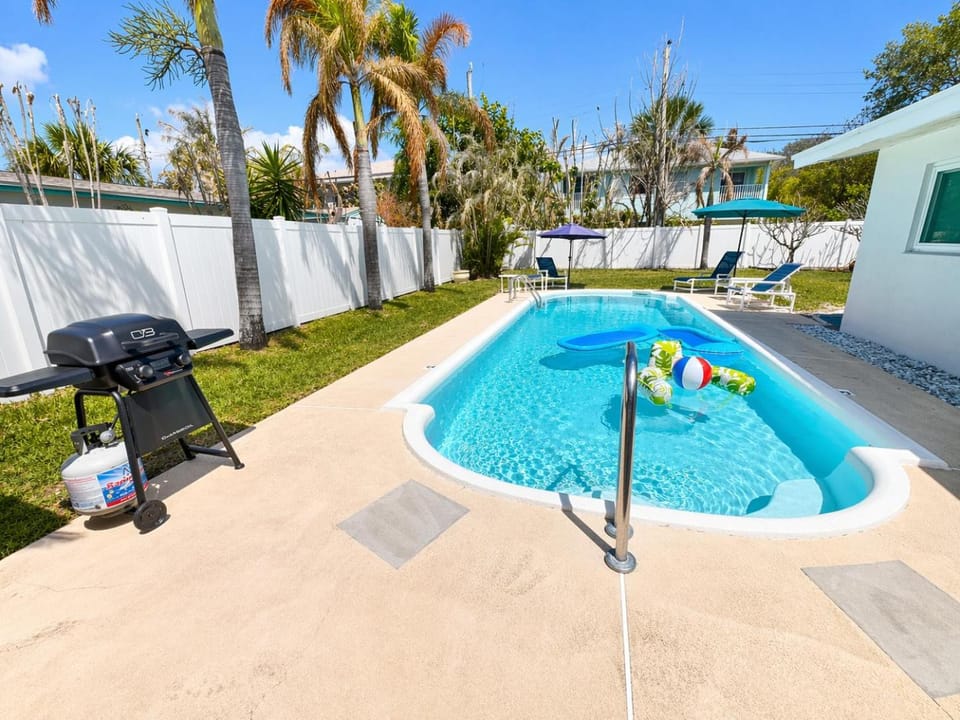BBQ facilities, Garden, Swimming pool, sunbed