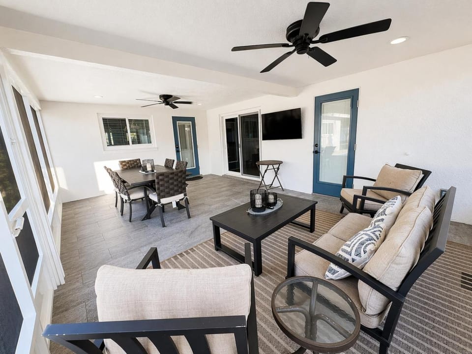 Patio, TV and multimedia, Seating area, Dining area