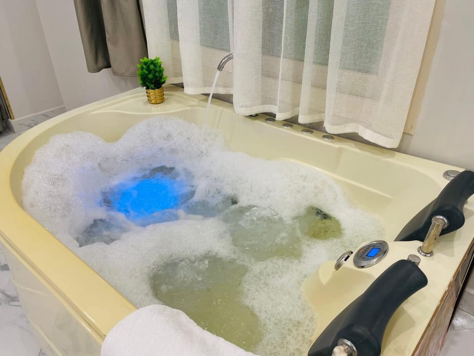 Hot Tub, Bath