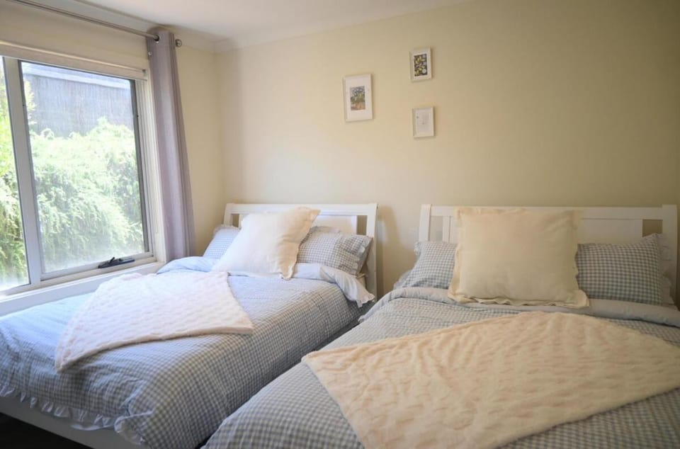 Golf at Moonah Links , Indoor Spa & Premium Golf Course Access House in Fingal