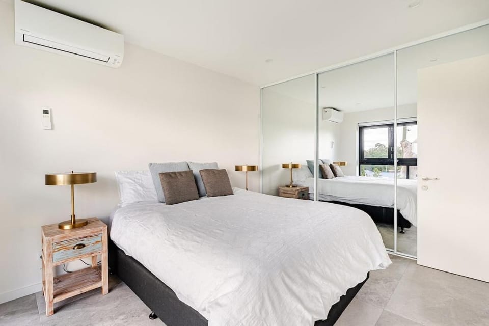 Luxe One Bedroom Infinity Pool & Harbour Views Apartment in Gladesville