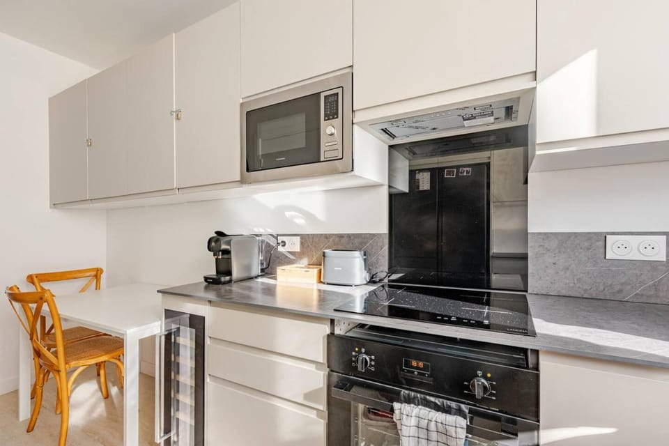 Coffee/tea facilities, Kitchen or kitchenette, Dining area, dishwasher, oven, stove, toaster