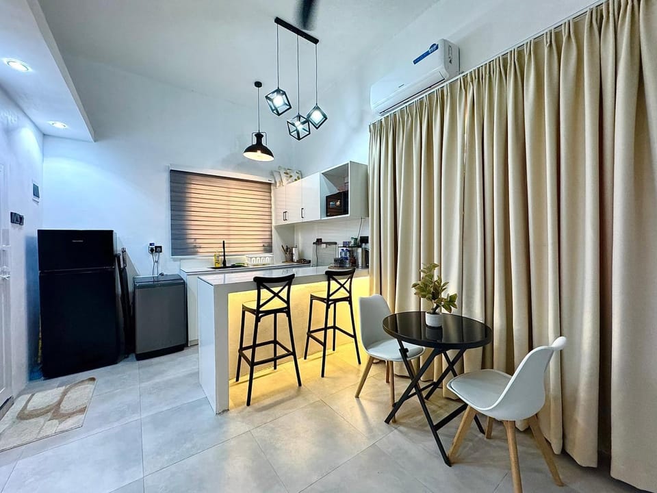 Kitchen or kitchenette, Dining area, air conditioner