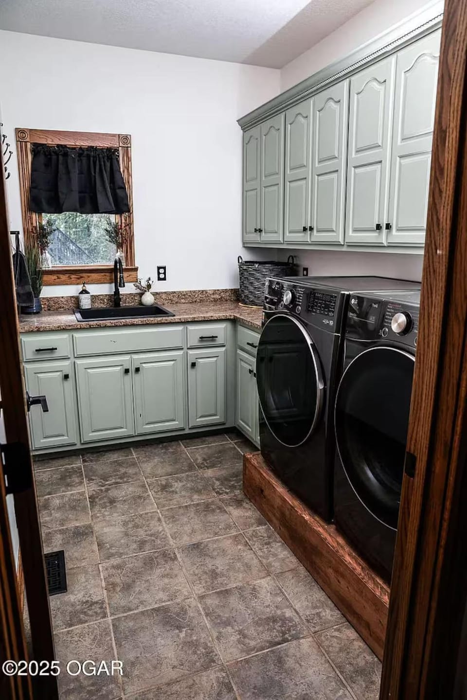 Midnight Manor - Black House on the Hill House in Baxter Springs