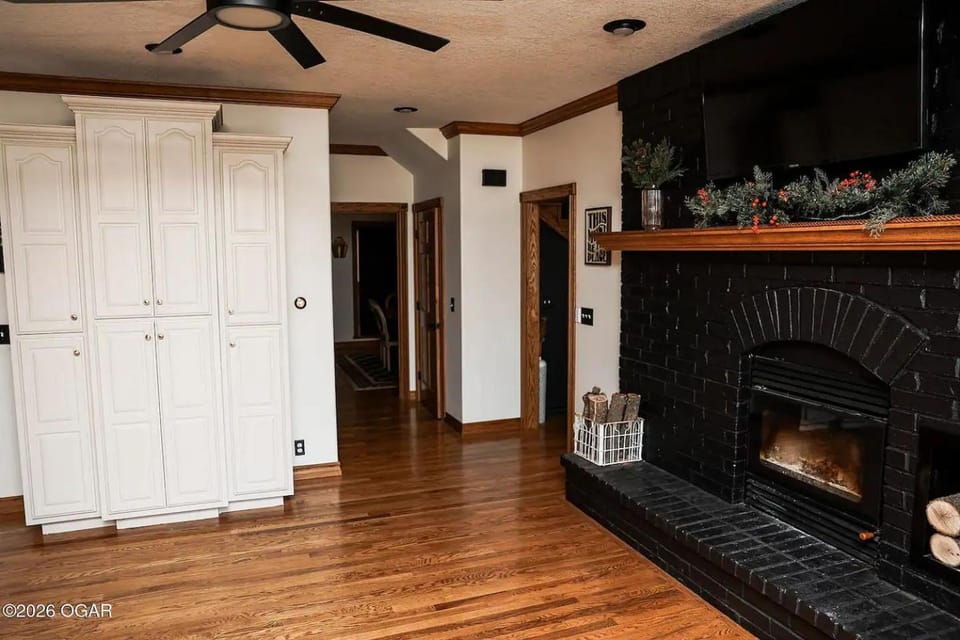 Midnight Manor - Black House on the Hill House in Baxter Springs