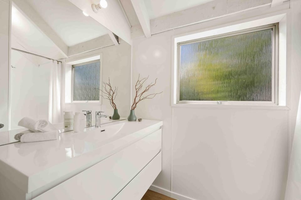 Lake and Mountain Views - 2 Living Areas - Sleeps 8 House in Wanaka