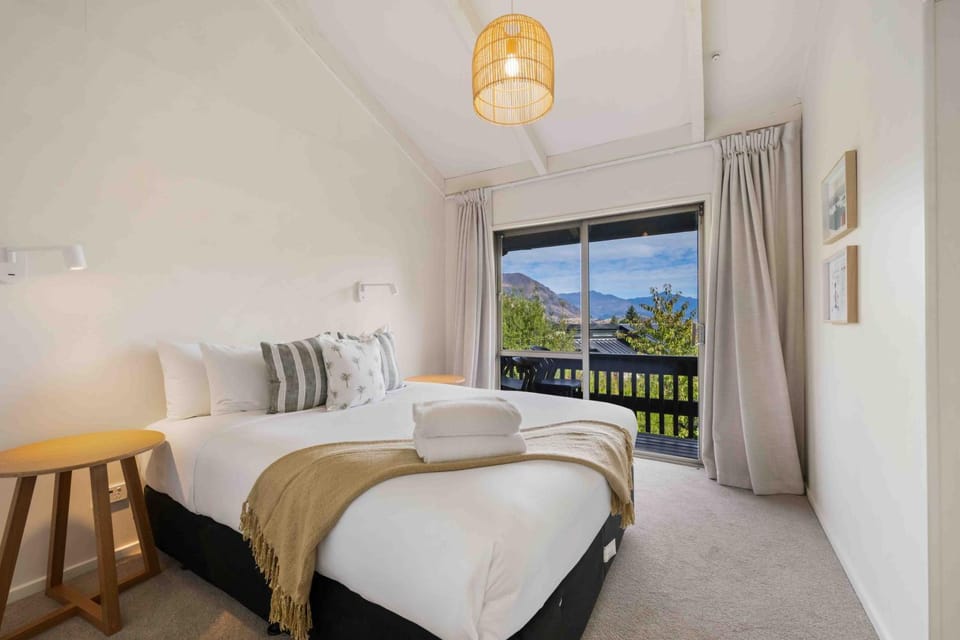 Lake and Mountain Views - 2 Living Areas - Sleeps 8 House in Wanaka