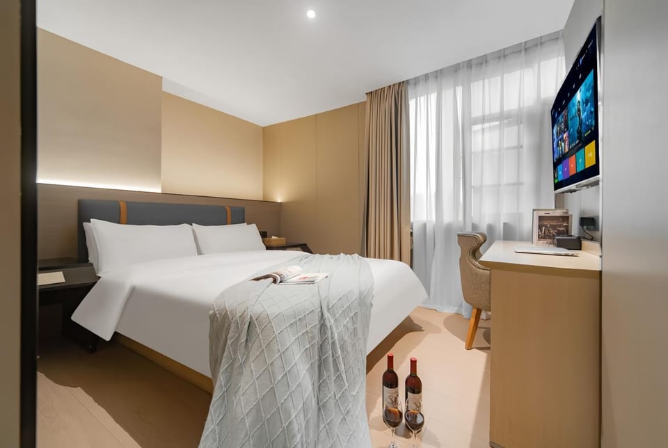 Bed, TV and multimedia, Photo of the whole room, Bedroom