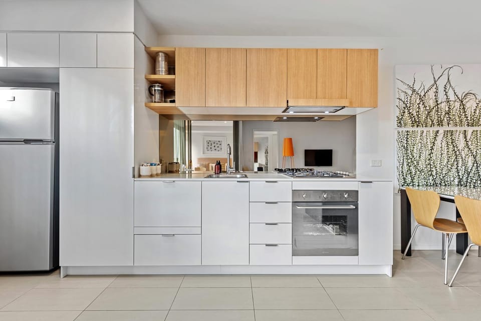 Kitchen or kitchenette, dishwasher, oven