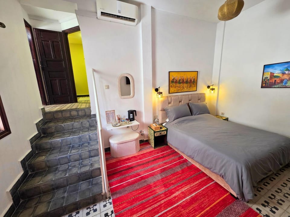 Bed, Seating area, Bedroom, air conditioner