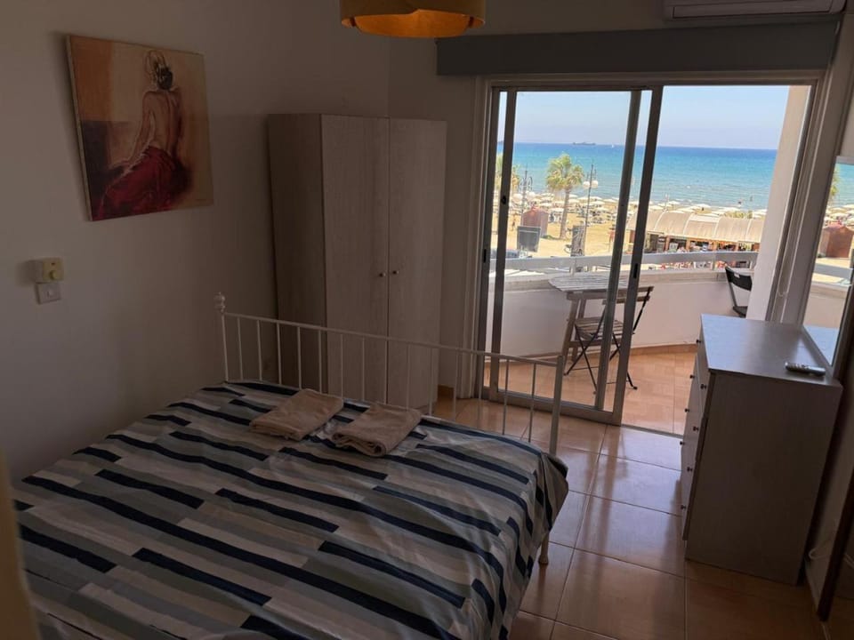 Bed, Natural landscape, View (from property/room), Balcony/Terrace, Beach, Bedroom, Sea view
