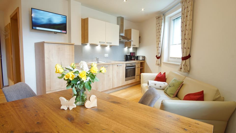 Kitchen or kitchenette, Living room, Seating area, Dining area
