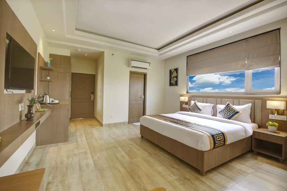 Communal lounge/ TV room, Bed, TV and multimedia, Photo of the whole room, Evening entertainment, Bedroom, fireplace, hair dresser, air conditioner