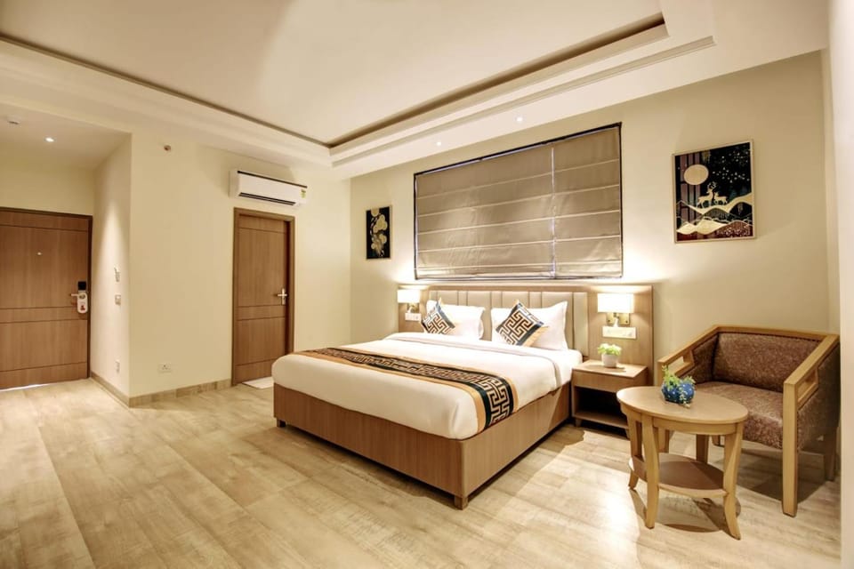 Communal lounge/ TV room, Bed, TV and multimedia, Photo of the whole room, Evening entertainment, Bedroom, hair dresser, air conditioner