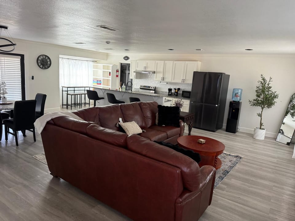 3BR Home with Patio and Grill Sleeps 6 Comfortably House in San Antonio
