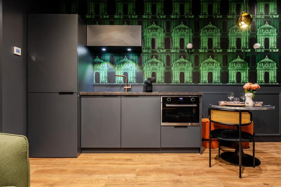 Coffee/tea facilities, Kitchen or kitchenette, Dining area, oven, stove