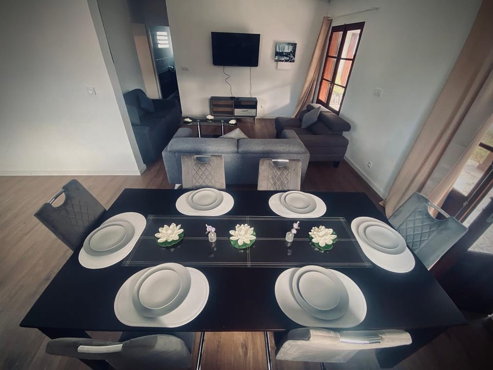 Communal lounge/ TV room, TV and multimedia, Living room, Dining area