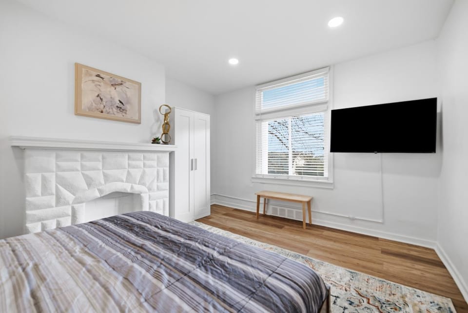 Dormont, Pittsburgh Stylish and Modern Two Bedroom Apartment Apartment in Mount Lebanon