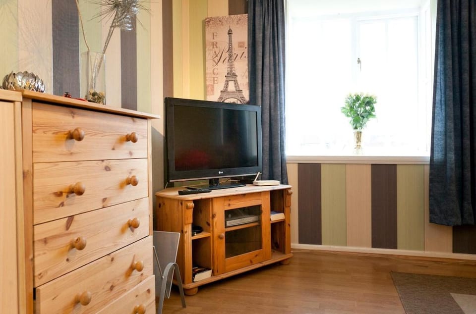 7 Minutes to City Centre - Contractors Detached One Bedroom House with Ensuite Bathroom and 3 Beds - in Quiet Private Road - Free Private Parking outside the House for Cars & Vans House in Nottingham