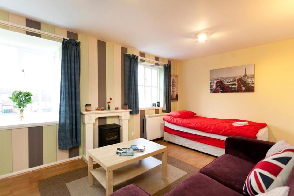 7 Minutes to City Centre - Contractors Detached One Bedroom House with Ensuite Bathroom and 3 Beds - in Quiet Private Road - Free Private Parking outside the House for Cars & Vans House in Nottingham
