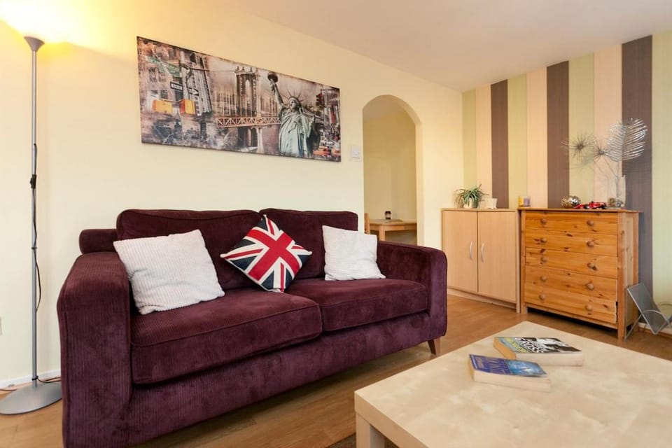 7 Minutes to City Centre - Contractors Detached One Bedroom House with Ensuite Bathroom and 3 Beds - in Quiet Private Road - Free Private Parking outside the House for Cars & Vans House in Nottingham