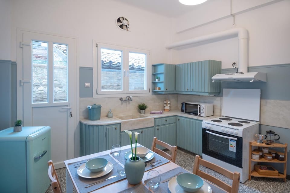 Coffee/tea facilities, Dining area, microwave, oven, kitchen