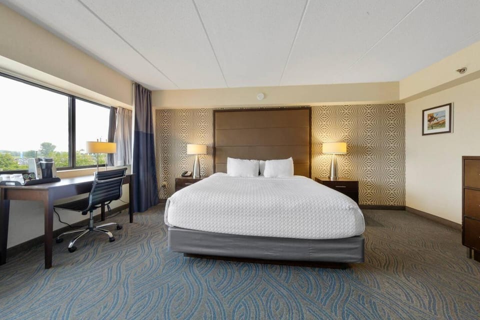 Amenity Rich Spacious King Suite Apartment in Eagan