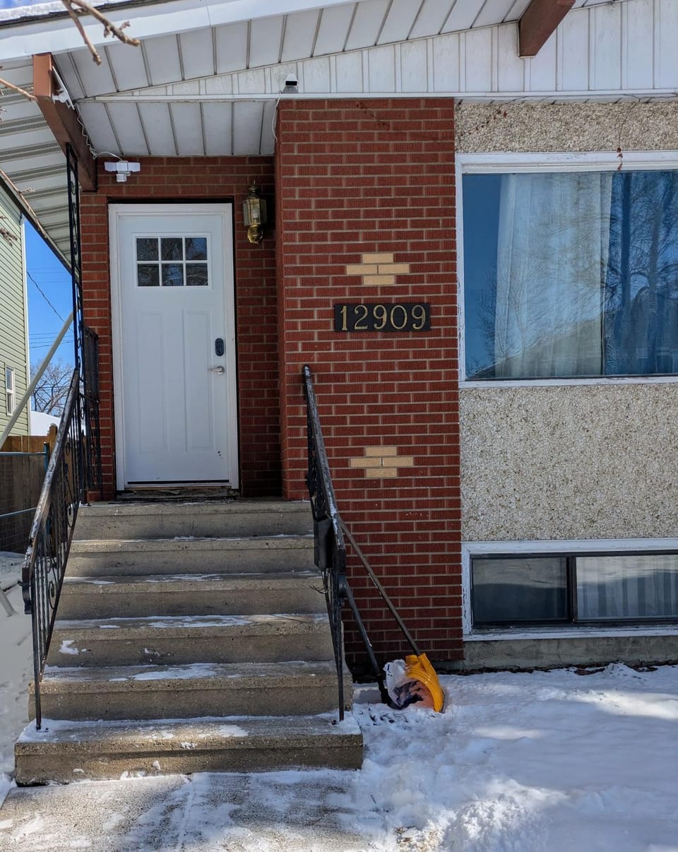 Property building, Facade/entrance, Day