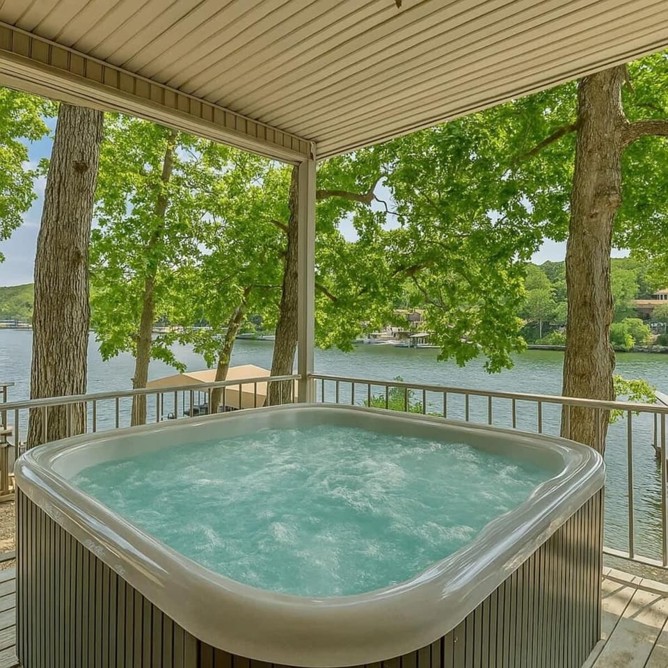 Eagle Ridge Retreat - Dock Hot Tub & Game Room House in Sunrise Beach