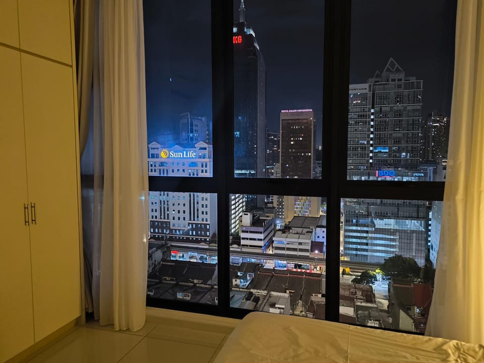 Bedroom, City view