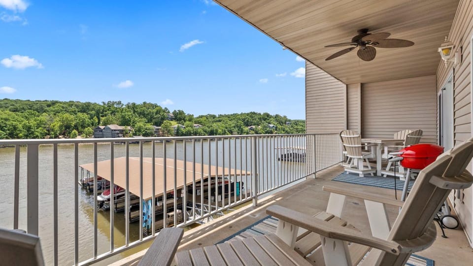 Lakeside Sunrise Water Views House in Lake of the Ozarks