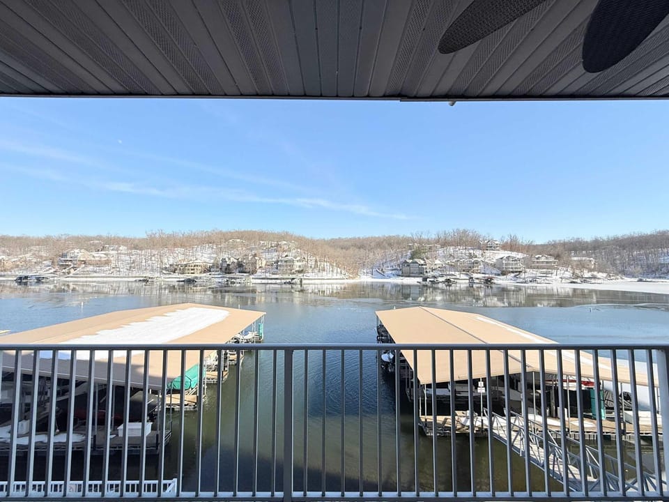 Lakeside Sunrise Water Views House in Lake of the Ozarks
