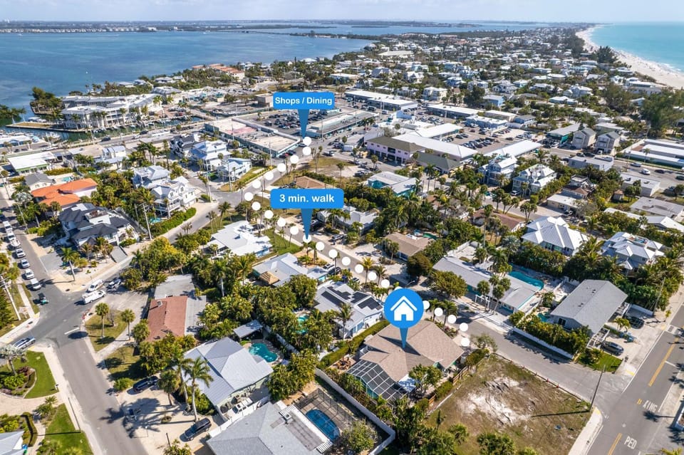 Enclosed pool spa - Stillpoint by SeaBreeze Vacation House in Holmes Beach