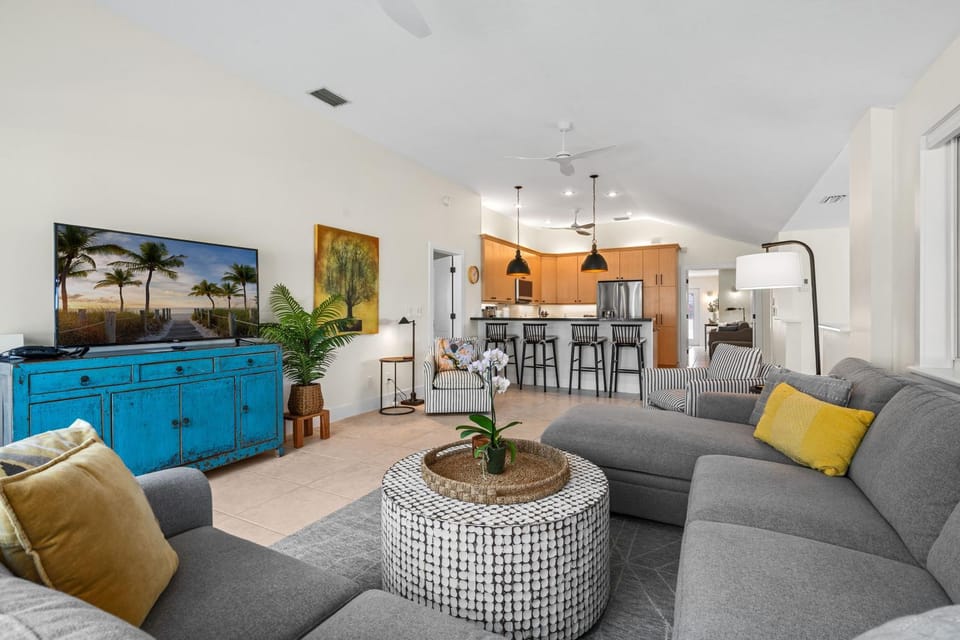Enclosed pool spa - Stillpoint by SeaBreeze Vacation House in Holmes Beach