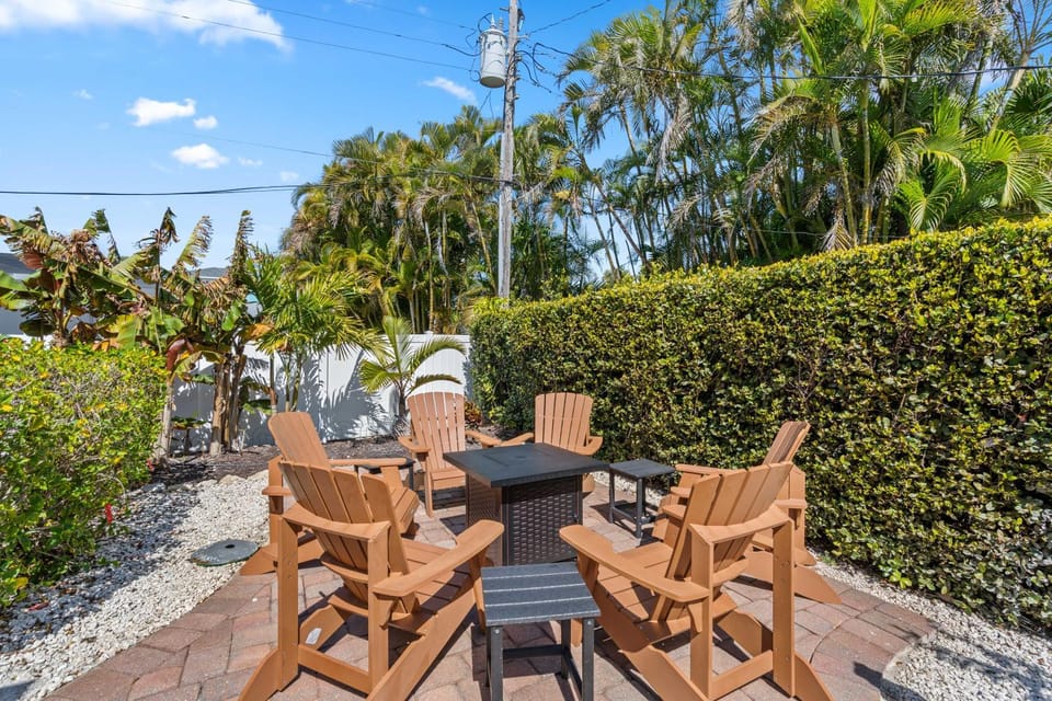 Enclosed pool spa - Stillpoint by SeaBreeze Vacation House in Holmes Beach