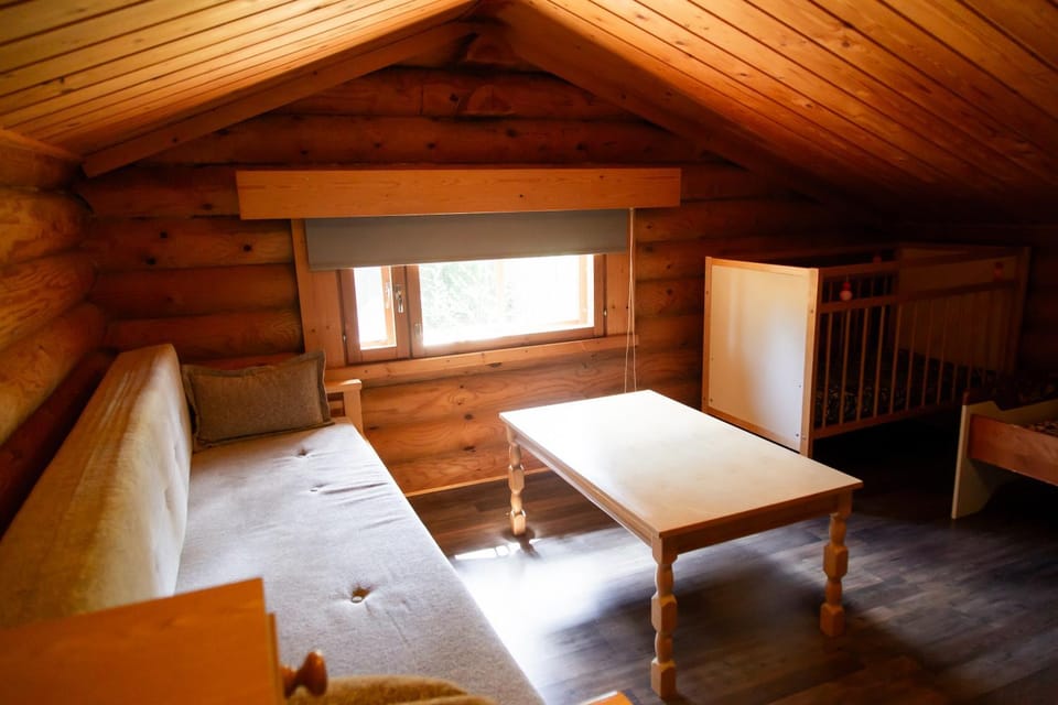 Bed, Seating area